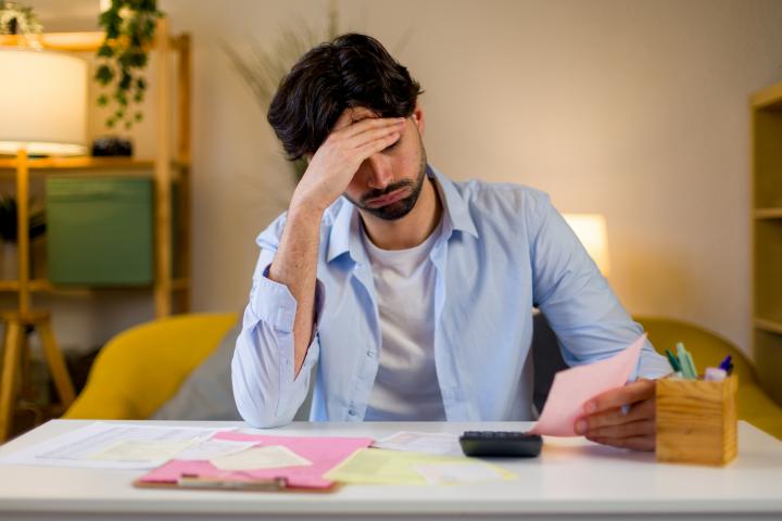 Un hombre revisando sus impuestos