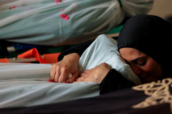 La madre de un paramédico muerto en un ataque de Israel llora sobre su cuerpo en Nabatieh (Líbano), el 25 de marzo de 2026.