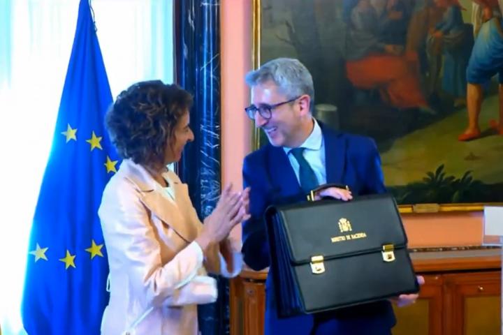 María Jesús Montero entrega la cartera del ministerio de Hacienda al nuevo ministro, Arcadi España.