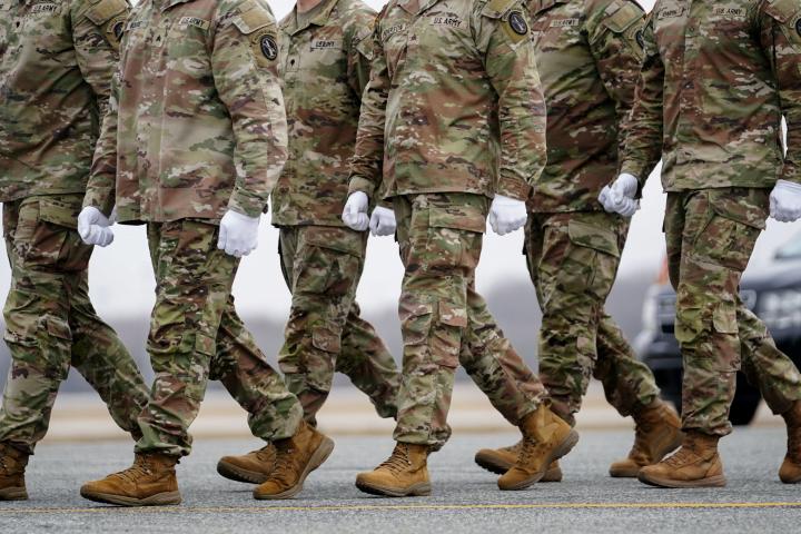 Miembros del ejército de EEUU caminan durante el traslado de los restos de unos militares muertos en Kuwait, en la base de Dover (Delaware), el 7 de marzo de 2026.