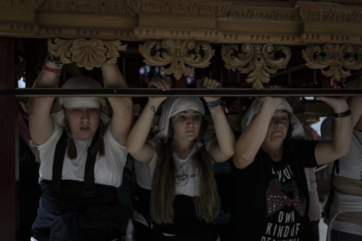 Mujeres llevando un trono durante la Semana Santa de Sevilla