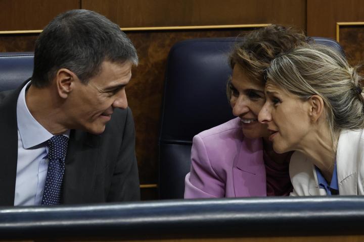 Pedro Sánchez, junto a María Jesús Montero y Yolanda Díaz