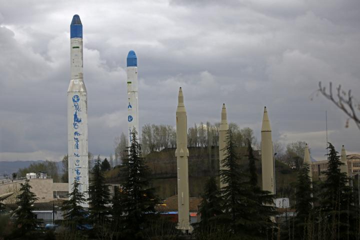 Tanques y misiles de producción nacional se exhiben en Teherán