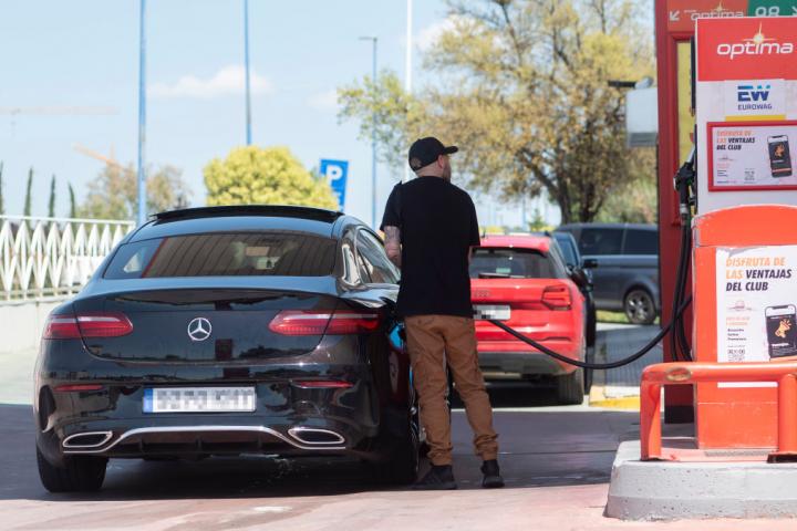 Un hombre reposta gasolina en una estación de servicio de Madrid, en una imagen de archivo.