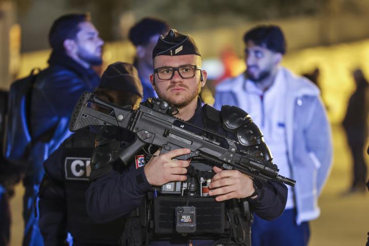 Un policía francés armado ante un partido de fútbol en el Stade de France, en Saint-Denis.