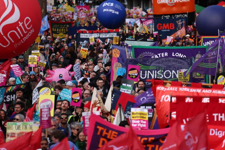 Los manifestantes protestan durante la manifestación "Juntos contra la extrema derecha" en Londres, Gran Bretaña, el 28 de marzo de 2026.