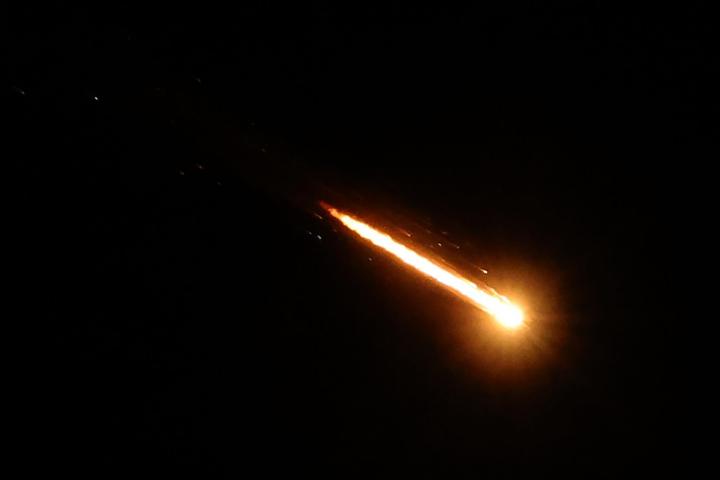Nablus (-), 27/03/2026.- A projectile crosses the sky above the West Bank city of Nablus, 27 March 2026. The Israeli military reported that it had detected missiles launched from Iran toward Israel, several of which struck central Israel. EFE/EPA/ALAA BADARNEH