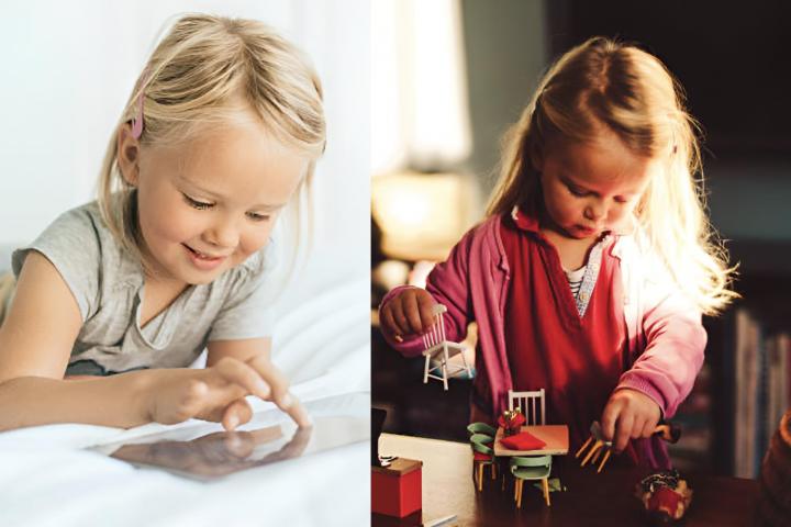 Una niña pequeña jugando con una tablet y otra jugando con muñecos