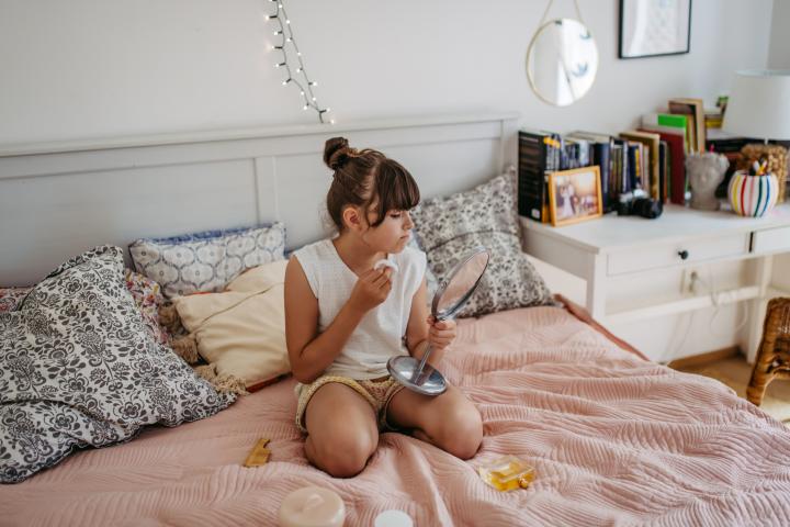 Una niña se desmaquilla en una imagen de archivo