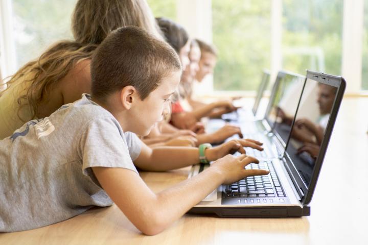 Alumnos de educación primaria usando ordenadores en clase