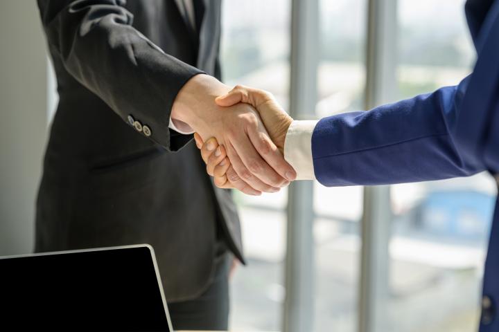 Apretón de manos tras una negociación