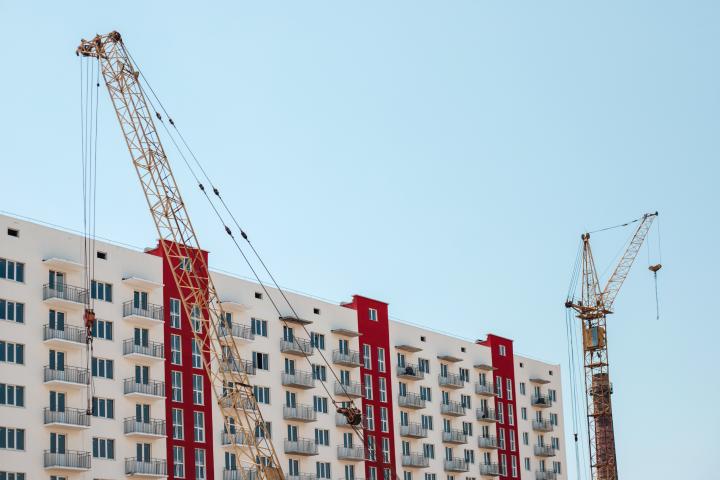 Bloques de viviendas y grúas