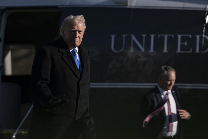 Donald Trump, con gestio serio, a su llegada a la Casa Blanca tras un vuelo