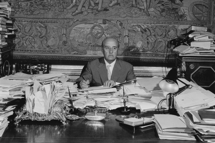 El dictador Francisco Franco en su despacho rodeado de documentos