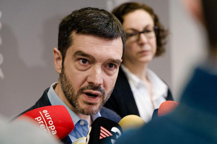 El ministro de Derechos Sociales, Consumo y Agenda 2030, Pablo Bustinduy, atiende a la prensa en la sede de su Ministerio, el 23 de marzo de 2026, en Madrid.