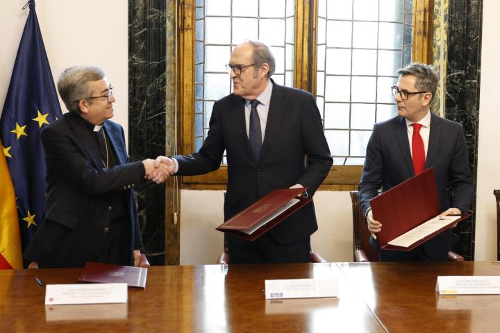 El ministro de la Presidencia, Félix Bolaños (d); el presidente de la Conferencia Episcopal Española (CEE), Luis Argüello (i); y el Defensor del Pueblo, Ángel Gabilondo (c)