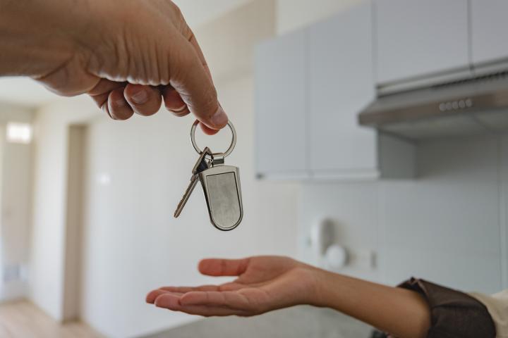 Una persona entrega las llaves de un piso