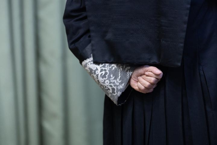 Imagen de archivo de un detalle de una persona con una toga.