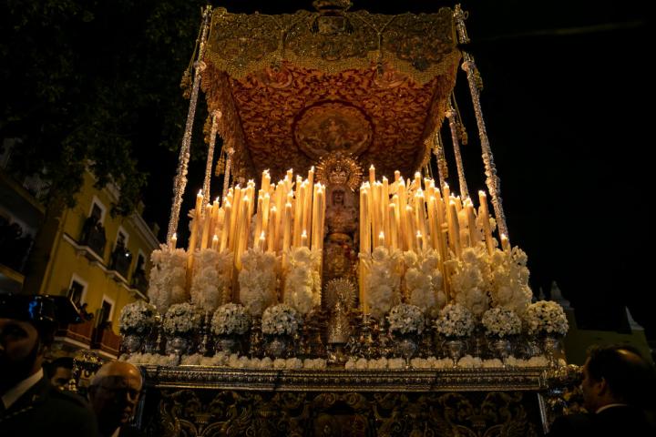 Imagen de la Esperanza Macarena de Sevilla bajo su palio