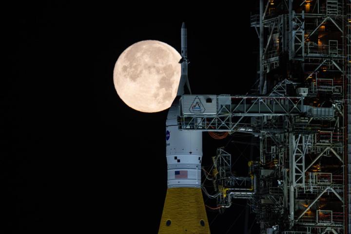 La Luna llena brillando sobre el Sistema de Lanzamiento Espacial y la nave espacial Orion de la NASA el 1 de febrero.