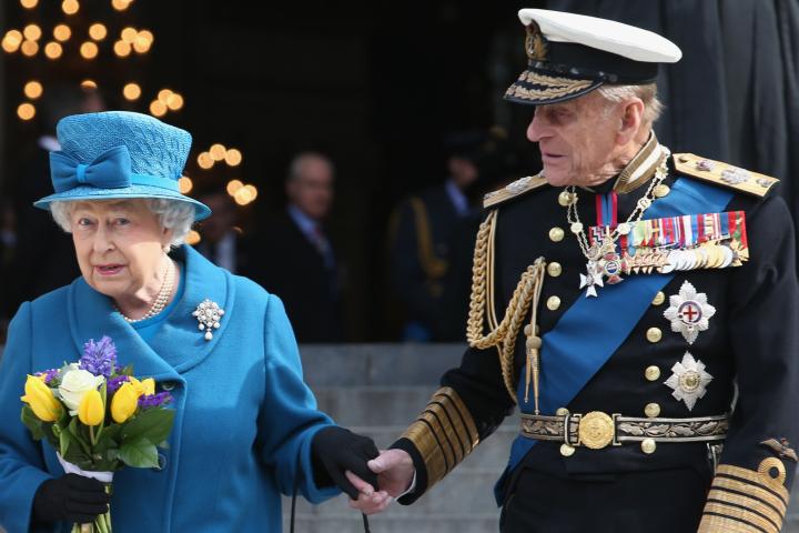 La reina Isabel II y el duque de Edimburgo, cogidos de la mano a la salida de un servicio conmemorativo en 2015
