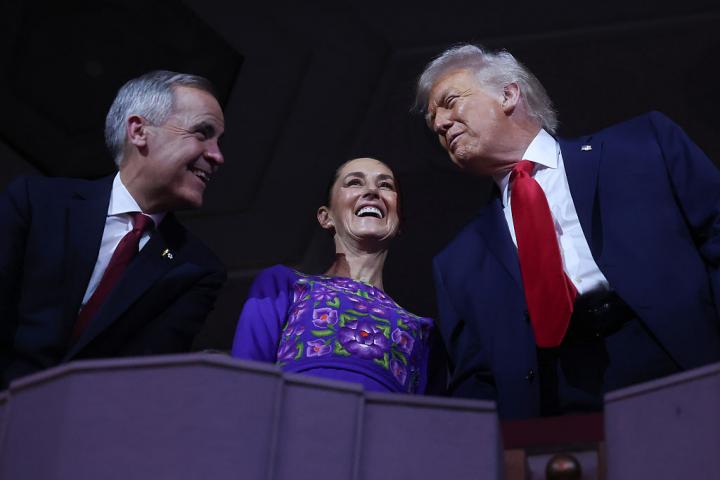 Mark Carney, primer ministro de Canadá; Claudia Sheinbaum, presidenta de México, y Donald Trump, de EEUU, en el sorteo oficial del Mundial de la FIFA 2026, el 5 de diciembre de 2025, en Washington.
