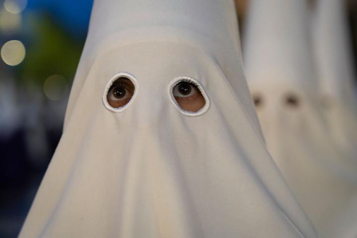 Penitente durante una procesión de Semana Santa