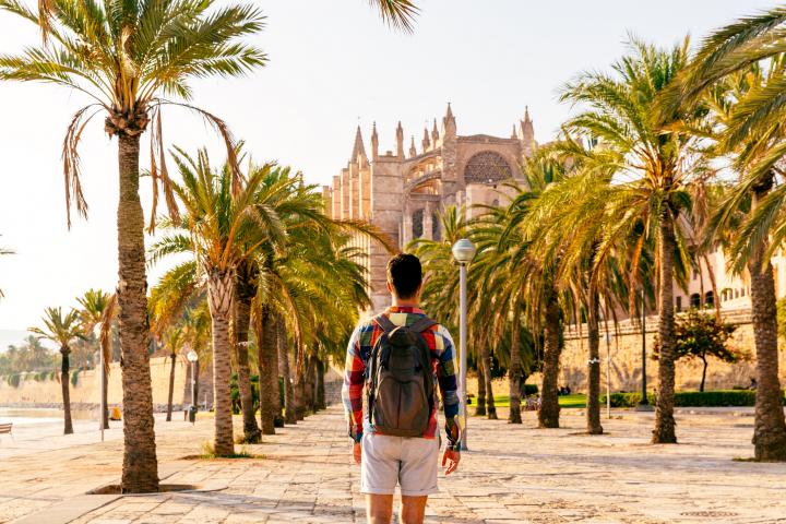 Un hombre, junto a la catedral de Palma.