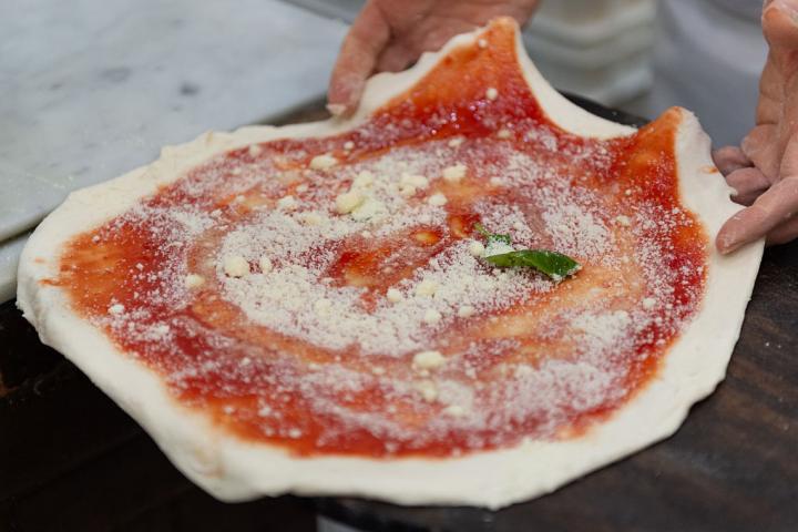 Un pizzaiolo de Nápoles, con las manos en la masa