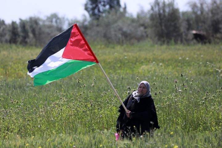 Una mujer ondea una bandera palestina durante la 47ª manifestación del Día de la Tierra en la frontera entre Gaza e Israel, el 30 de marzo de 2023.