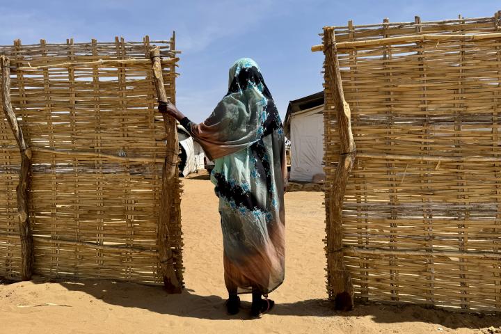 Aisha*, de 35 años, ha sido desplazada en repetidas ocasiones por el conflicto en Darfur del Norte. Mientras huía a El Fasher con sus hijos, sufrió violencia sexual y más tarde descubrió que estaba embarazada.When fighting and siege intensified in the city, she was forced to flee again. During that journey, she was sexually assaulted and severely beaten. Three days later, she miscarried.
She travelled to Tawila to seek medical care after hearing survivors of sexual violence could receive treatment.
“Our life was beautiful, but after my husband was killed and my child died...I wish I died too, better. But no one dies before their time.”

*A pseudonym has been used to protect her identity.