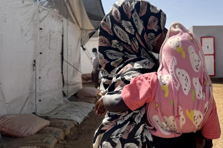 Amina*, de 22 años, huyó de El Fasher. 12 miembros de su familia murieron. Mientras escapaba con sus hijos, fue violada por hombres armados. “Sometimes we spend the whole day and night without eating,” she says. “I never told anyone about the rape. Never. I have just been patient. I wish I could forget what happened to me.”
*A pseudonym has been used to protect her identity.