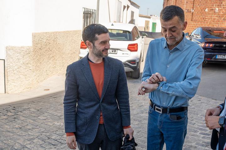 SEVILLE ANDALUSIA, SPAIN - MARCH 26: The Minister for Social Rights, Consumer Affairs and Agenda 2030, Pablo Bustinduy, and the Por Andalucia candidate for the Presidency of the Regional Government, Antonio Maillo, during a meeting with mayors to discuss the current situation of dependency and the home help service in the Andalusian region. On 26 March 2026 in Las Cabezas de San Juan, Seville (Andalusia, Spain). The Minister for Social Rights, Consumer Affairs and Agenda 2030, Pablo Bustinduy, and the Por Andalucia candidate for the Presidency of the Regional Government, Antonio Maillo, have visited the town of Las Cabezas de San Juan in Seville to discuss the current situation of dependency and the home help service. (Photo By Eduardo Briones/Europa Press via Getty Images)