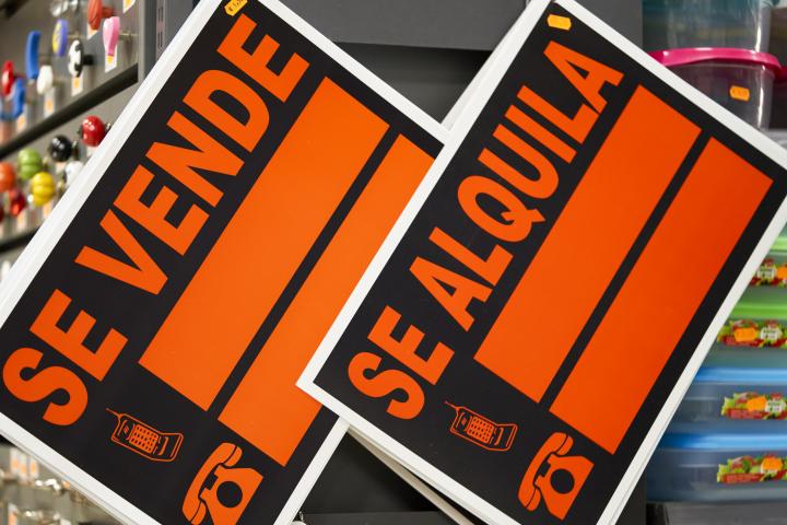 Carteles de 'se vende' y 'se alquila' en España