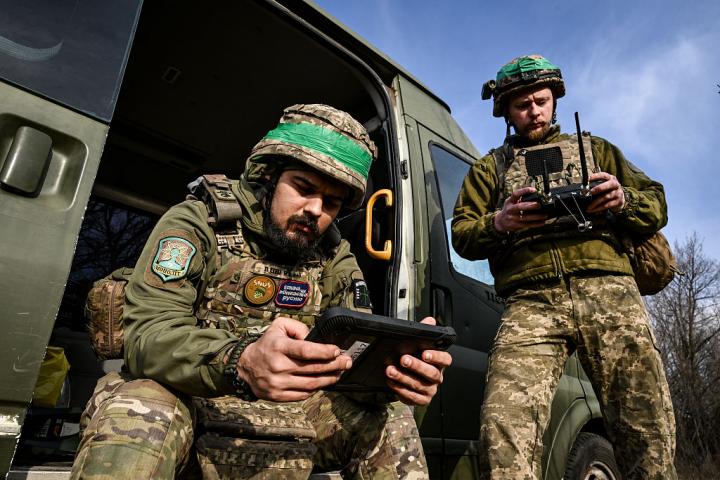 Dos soldados ucranianos operando un dron, en una imagen de archivo