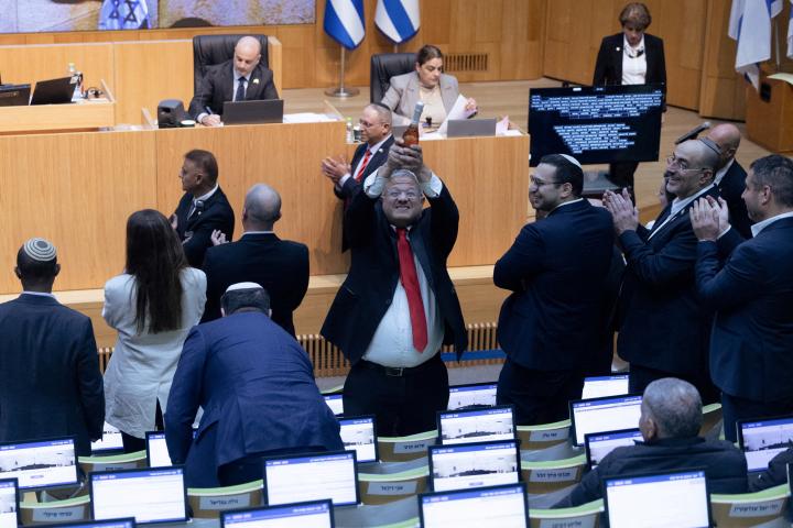 El ministro de Seguridad Nacional de extrema derecha de Israel, Itamar Ben-Gvir, celebra la nueva pena de muerte para palestinos, el 30 de marzo de 2026, en Jerusalén.