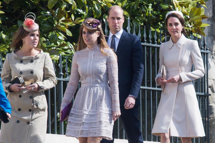 Eugenia de York, Beatriz de York, el príncipe Guillermo y Kate Middleton en la Misa de Pascua en Windsor en 2017