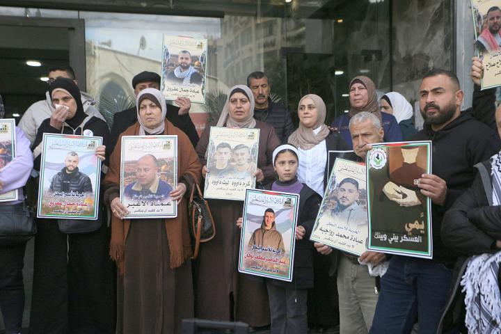 Familiares de presos palestinos muestran carteles de sus allegados durante una manifestación en Nablus (Cisjordania), exigiendo su liberación de las cárceles de Israel, el 24 de marzo de 2026.