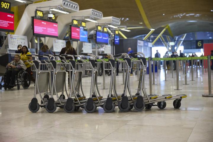 Carritos para equipajes en la T4 de Barajas este 30 de marzo.