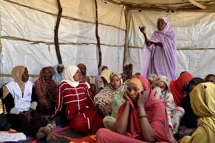 Médicos Sin Fronteras ha construido dos "espacios seguros" en el campamento de Daba Naira, en Tawila, estado de Darfur del Norte. These sessions support the community—raising awareness about sexual violence, promoting mental health, and ensuring that survivors know how to access care safely.