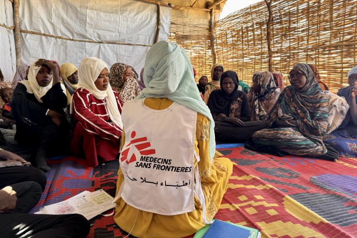 Rimeh, coordinadora comunitaria en el campamento de Daba Naira, en el estado de Darfur del Norte, Sudán, participa en una sesión de promoción de la salud de MSF sobre violencia sexual.Rimeh supports survivors in the community, helping them reach the MSF emergency clinic for medical and mental health support.