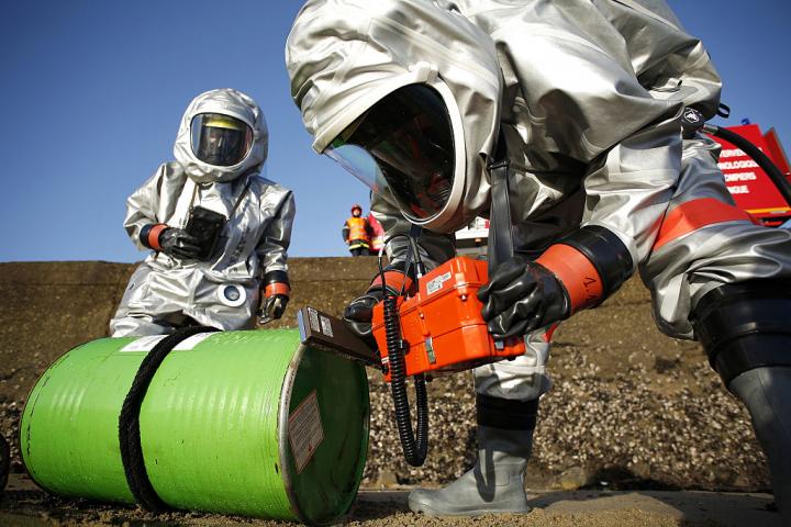 Un equipo especializado en defensa química, biológica, radiológica y nuclear del Gobierno francés, durante un ejercicio de simulacro, en una imagen de enero de 2010.