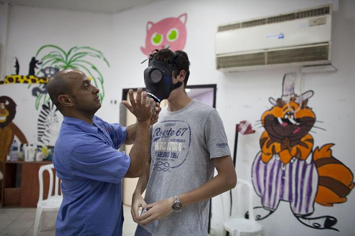 Un israelí se prueba una máscara antigás en un centro de distribución, ante la posible amenaza biológica de Irán, el 12 de agosto de 2012, en Tel Aviv.