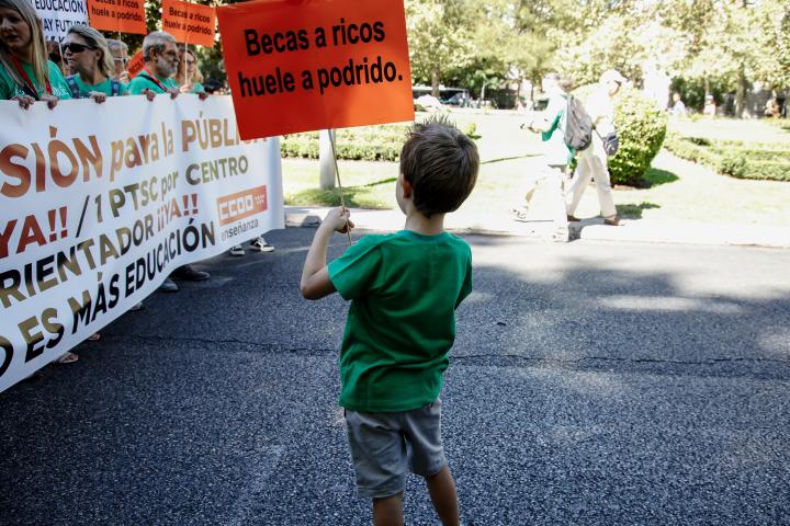 Un niño con una pancarta en una manifestación por la educación pública en Madrid en el año 2022