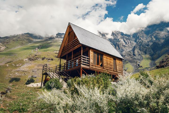Una cabaña de madera en las montañas