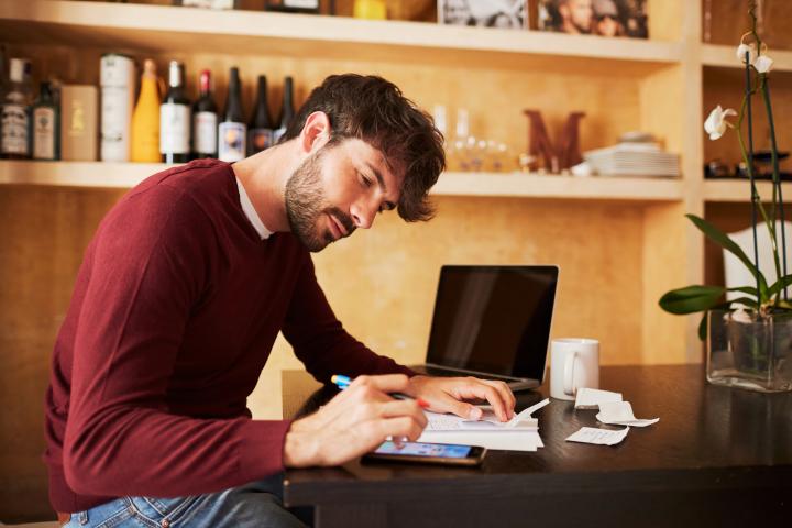 Un hombre frente al ordenador