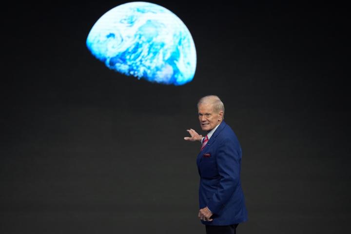Bill Nelson explicando la misión espacial Artemis en un plató