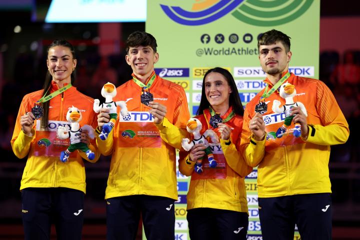 Blanca Hervás, David García, Paula Sevilla y Markel Fernandez posan con la medalla de plata del relevo mixto.