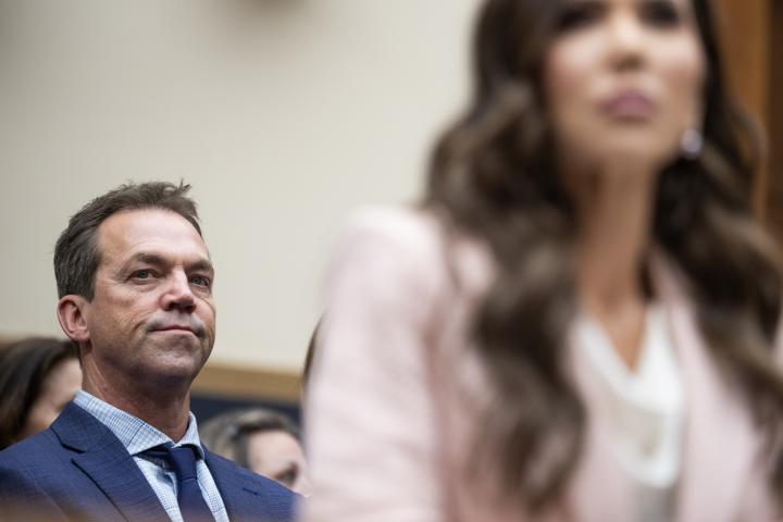 Bryon Noem, esposo de la exsecretaria de Seguridad Nacional de EEUU Kristi Noem; junto a esta en una imagen de archivo.