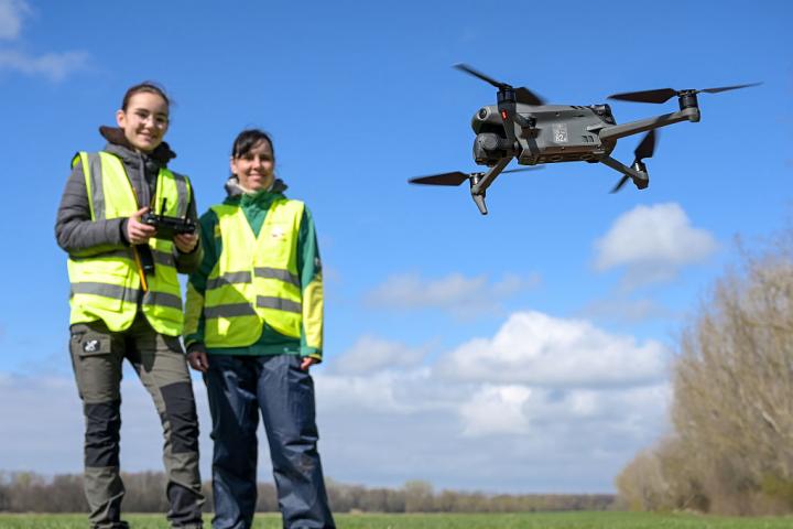 29 March 2026, Saxony-ADos operarias de rescate manejan un dron, en una imagen de archivo